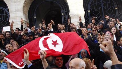 Demonstranten der tunesischen Demokratiebewegung in Tunis; Foto: dpa
