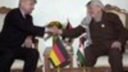 عرفات مع وزير خارجية ألمانيا يوشكا فيشر، الصورة: أ ب