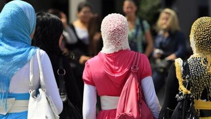 الحجاب المودرن'' يعانق الموضة ويتماشى مع الالتزام الديني