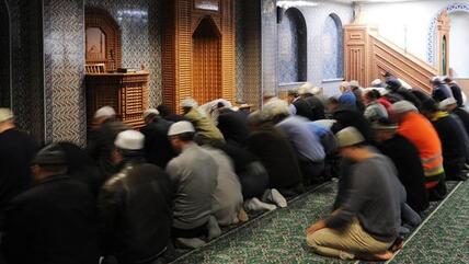 Men during prayor time at the Eyüp Sultan Camii in Hamburg, Germany (photo: picture-alliance/dpa)