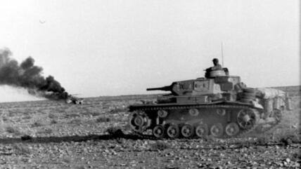 Panzer der Wehrmacht  bei Fahrt durch die Wüste während des deutschen Nordafrikafeldzuges; Foto: Bundesarchiv, Bild 101I-783-0150-28 / Valtingojer / CC-BY-SA