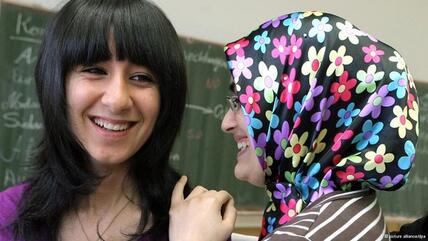 Schülerinnen türkischer Herkunft in einer Schulklasse in Deutschland; Foto: dpa/picture-alliance