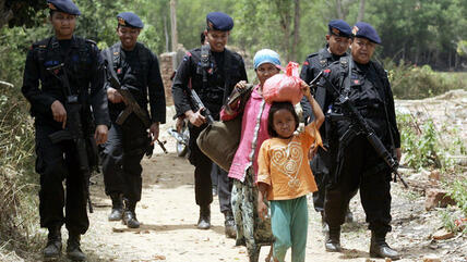Angehörige der schiitischen Minderheit fliehen in Sampang, Indonesien; Foto: dpa/picture-alliance