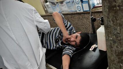 Ein von syrischen Regierungstruppen angeschossener syrischer Jugendlicher in einem Krankenhaus in Aleppo; Foto: Getty Images