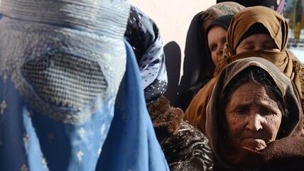 Afghan women line up to receive winter supplies at a UNHCR distribution centre for needy refugees at the Women's Garden in Kabul on January 2, 2013 (photo: AFP/Getty Images)