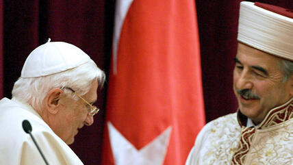 Auf seinem Türkeibesuch 2006 trifft Papst Benedikt XVI. den damaligen Amtsinhaber für religiöse Angelegenheiten der Türkei, Ali Bardakoglu; Foto: EPA/Patrick Hertzog