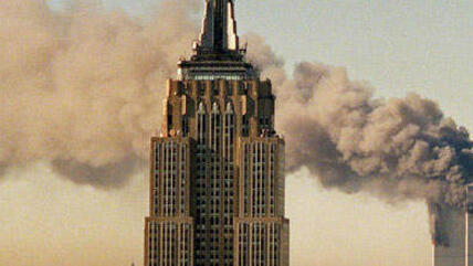 Twin Towers nach dem Einschlag des ersten Flugzeugs am 11. September 2001; Foto: AP