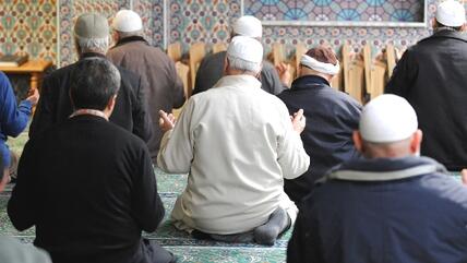 Prayer time in the Eyüp Sultan Camii in Hamburg, Germany (photo: dpa)