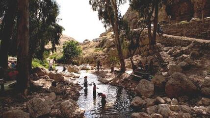 Israelische Touristen im Wadi Qelt; Foto: Oded Balilty/AP/dapd