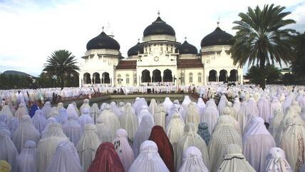 Gläubige beim Gebet vor der Baiturrahman-Moschee in Banda Aceh; Foto: AFP