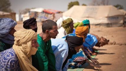 Praying Malian Muslim men in a refugee camp in Burkina Faso (photo: Peter Hille/DW)