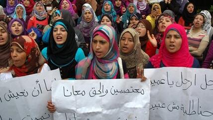 Studentinnen demonstrieren gegen das Mubarak-Regime in Kairo; Foto: Fady Ezzat