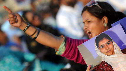 A Pakistani woman shows her solidarity with Malala Yousafzai at a demonstration in Karachi (photo: Getty Images)
