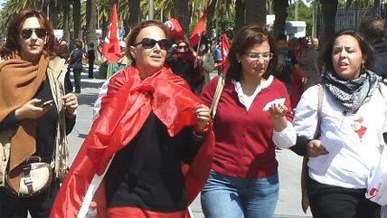 Drei Tunesierinnen demonstrieren im Zuge der Debatte über die Vergewaltigung einer jungen Frau von drei Polizisten; Foto: Monia Ghanmi/DW