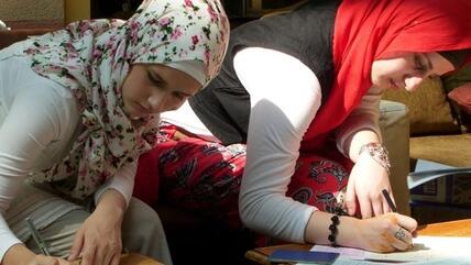 Studentinnen des Erstsemesters schreiben sich an der Fakultät für Islamische Studien in Sarajevo ein; Foto: Charlotte Wiedemann