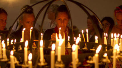 Menschen zünden Kerzen für die Opfer in Norwegen; Foto:Matt Dunham/AP/dapd