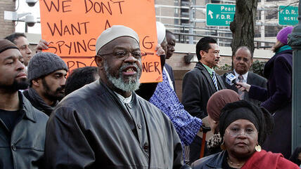 الإمام طالب عبد الرشيد رئيس جمعية مسجد "مجلس القيادة الإسلامية" في احتجاجات في نيويورك دب 