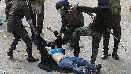 Brutale Polizeigewalt gegen eine friedliche Demonstrantin in Kairo; Foto: Reuters