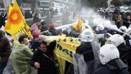 Zusammenstoß zwischen Polizei und Demonstranten gegen die geplante Schulreform in Ankara am 28.03.2012; Foto: Reuters