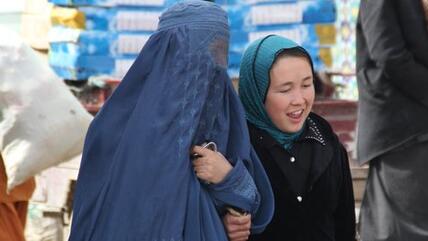 Burka und Kopftuch werden von Afghaninnen gleichermaßen getragen; Foto: Marian Brehmer