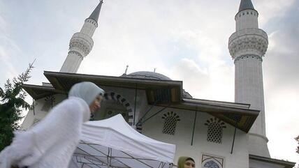 Frau passiert Sehitlik-Moschee in Berlin-Neukölln; Foto: dpa