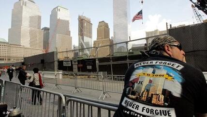 Mann mit Shirt-Aufschrift in den USA ''9/11 - Never forget, never forgive!''; Foto: AP