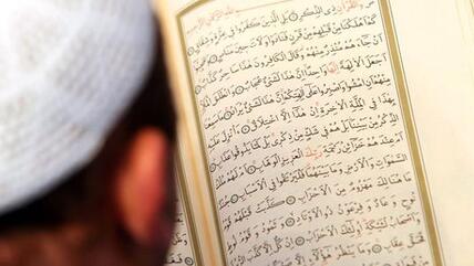 Junger Muslim liest aus dem Koran; Foto: dapd
