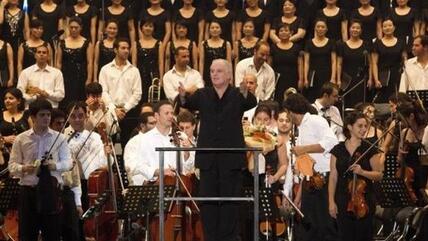 Star conductor Barenboim with the West-Eastern Divan Orchestra which was founded by him (photo: dpa)