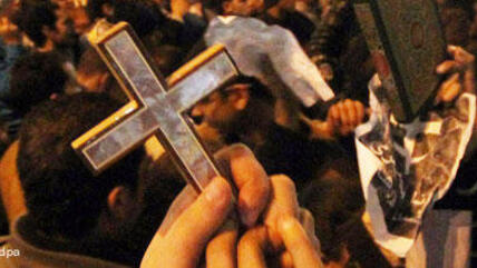 Kopten und Muslime demonstrieren in Kairo gegen den Anschlag auf eine Kirche in Alexandria am 1. Januar 2011; Foto: dpa