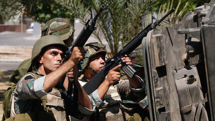 Lebanese army troops fighting radical sheikh al-Assir in Sidon (photo: Reuters)