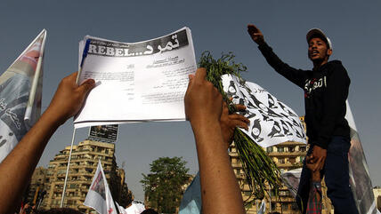 Tamarod-Aktivisten demonstrieren auf dem Tahrirplatz in Kairo; Foto: picture-alliance/dpa