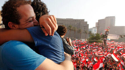 Umarmung von Mursi-Gegnern vor dem Tahrir-Platz in Kairo; Foto: Reuters