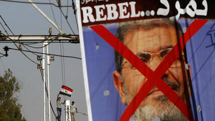 معارضو الرئيس مرسي أمام القصر الرئاسي في القاهرة. رويترز