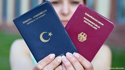 Die Studentin Merve Gül zeigt einen türkischen Pass (links) und einen deutschen Reisepass (rechts); Foto: Daniel Bockwoldt/dpa