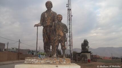 نصب تذكاري يعبر عن تناقل العقيدة الأيزيدية أباً عن جد، في كردستان العراق.