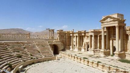 Römisches Theater:  Diese aktuelle Aufnahme zeigt, dass das um 200 n. Chr. erbaute Amphitheater in gutem Zustand ist. Zu sehen sind die Palastfront und die Zuschauerränge. Einst wurden hier Stücke in aramäischer Sprache aufgeführt. Der IS missbrauchte das Theater als Hinrichtungsstätte von 25 Syrern im Mai vergangenen Jahres.