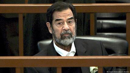 تم إعدام صدام حسين في فجر 30 ديسمبر/كانون الأول 2006. وفاته كانت مبعثا للبهجة والفرح في قلوب الكثير من العراقيين الذين تعرضوا للتعذيب والاضظهاد في فترة حكمه. ولكن اليوم، ينظر الكثيرون للأمر بشكل مختلف، إذ تتزايد الأصوات التي تعتبره أهون الشرين، مقارنة بما حدث بعد وفاته.