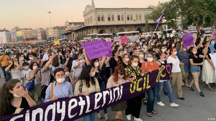 الشرطة التركية متهمة باستخدام العنف مع المتظاهرات. من مظاهرة نسائية في اسطنبول بمناسبة يوم المرأة العالمي (أرشيف)