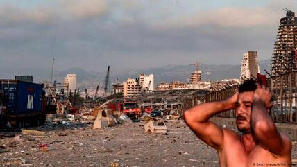 جاء الانفجار الهائل الذي وقع بمرفأ بيروت وهز كالزلزال كل العاصمة وضواحيها -وسقط فيه عشرات القتلى وآلاف الجرح وسُمِع حتى في جزيرة قبرص المجاورة- في وقت يشهد لبنان فيه أسوأ أزمة اقتصادية في تاريخه.