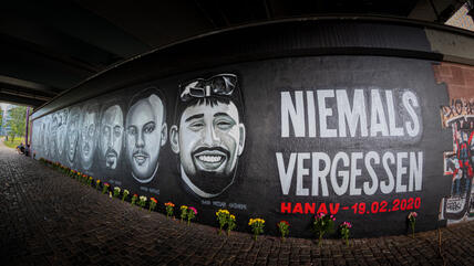 Right-wing terrorist attack in Hanau: a 27-metre-long wall of graffiti in Frankfurt/Main commemorates the victims of the Hanau attack on 19 February 2020.
