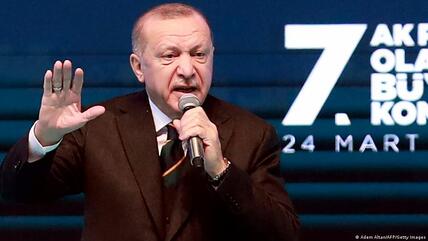 الرئيس التركي رجب طيب إردوغان في اجتماع حزب العدالة والتنمية في أنقرة 24 / 03 / 2021 – تركيا.