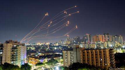 إسرائيل – صواريخ من غزة اعترضتها القبة الحديدية الإسرائيلية في عسقلان. 