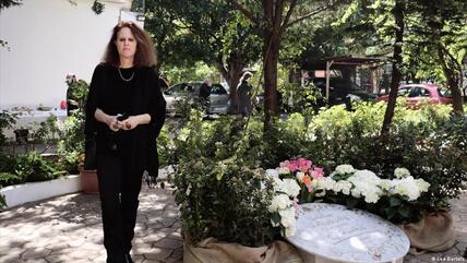 Libanon, Monika Borgmann vor einem Erinnerungsstein an ihren ermordeten Mann Lokman Slim; Foto: Lea Bartels
