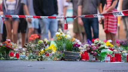 باقات من الزهور عند موقع مقتل ثلاث نساء على يد لاجئ في مدينة فورتسبوغ في ألمانيا.