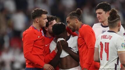 Nachdem Großbritannien beim EM-Finale gegen Italien verloren hat, hagelt es rassistische Beleidigungen gegen drei Spieler.