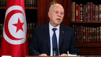 أعلن الرئيس التونسي قيس سعيد أنه قرر تجميد عمل البرلمان وتعليق حصانة كل النواب وإقالة رئيس الوزراء هشام المشيشي على خلفية الاحتجاجات التي شهدتها البلاد مؤخرا.