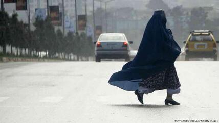 امرأة أفغانية مرتدية البرقع في كابول عاصمة أفغانستان.  