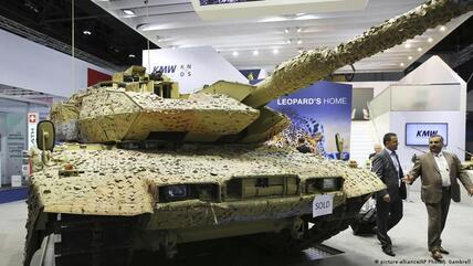 دبابات ليوبارد الألمانية في معرض لتجارة الأسلحة في أبو ظبي 2017 - الإمارات.