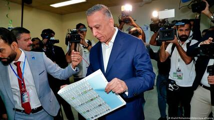 Irak – Interimspremier Mustafa al Kadhimi im Wahllokal; Foto: Khalid Mohammed/AA/picture-alliance