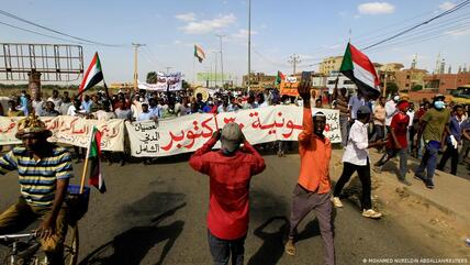 احتجاجات شعبية في السودان على الانقلاب العسكري.